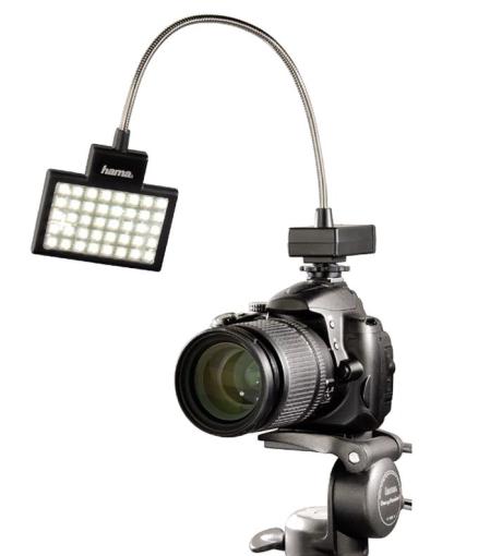 Flexible Ausleuchtung: LED-Videoleuchten mit Adapter für den Blitzschuh wie diese von Hama sind praktische Beleuchtungstools. Das Licht lässt sich gut ausrichten. 