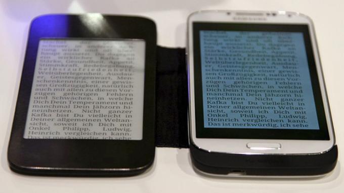 PocketBooks CoverReader, verbunden mit einem Galaxy S4 von Samsung