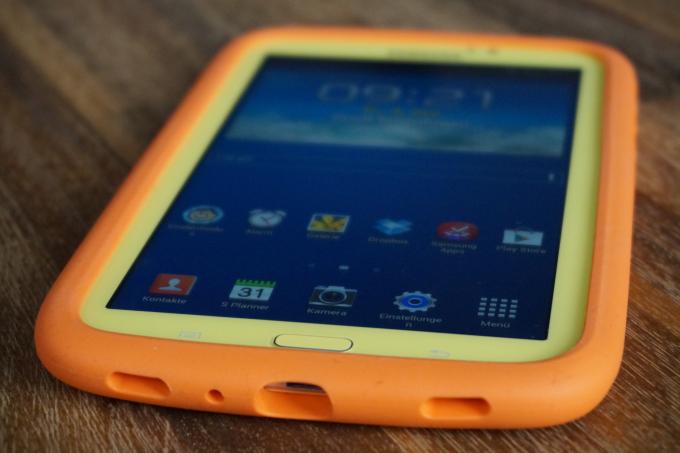 Grell geschminkt: Mit der orangefarbenen Schutzhülle und dem gelben Gehäuse sieht das Tablet schon von Weitem nach Kindergarten aus.