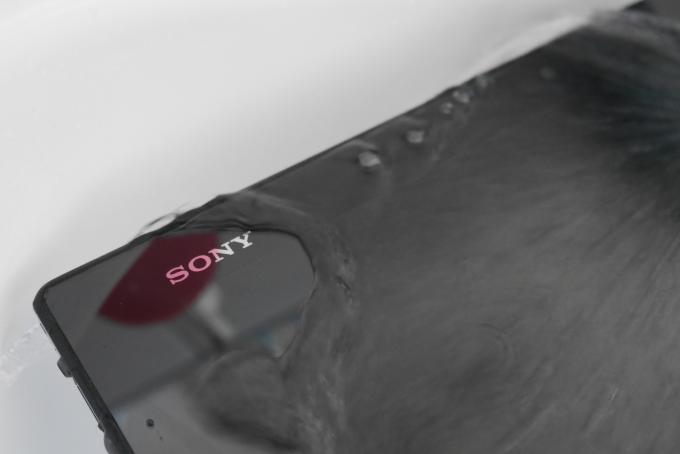 Praktisch: Das Xperia Z ist wassergeschützt und kann deshalb unter fließendem Wasse abgespült werden.