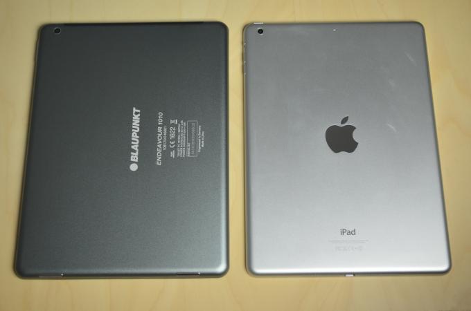 Die Rückseite besteht in beiden Fällen aus Aluminium, ist beim iPad Air aber stabiler und hochwertiger. Dafür kostet das Blaupunkt-Tablet auch nur ein Drittel.
