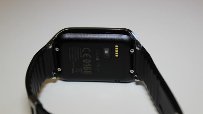 Auf der Rückseite der Galaxy Gear 2 hat Samsung die Pins für die Ladeschale und den Puls-Messer angebracht. Der misst sehr genau, aber nur, wenn die Smartwatch fst am Handgelenk sitzt.
