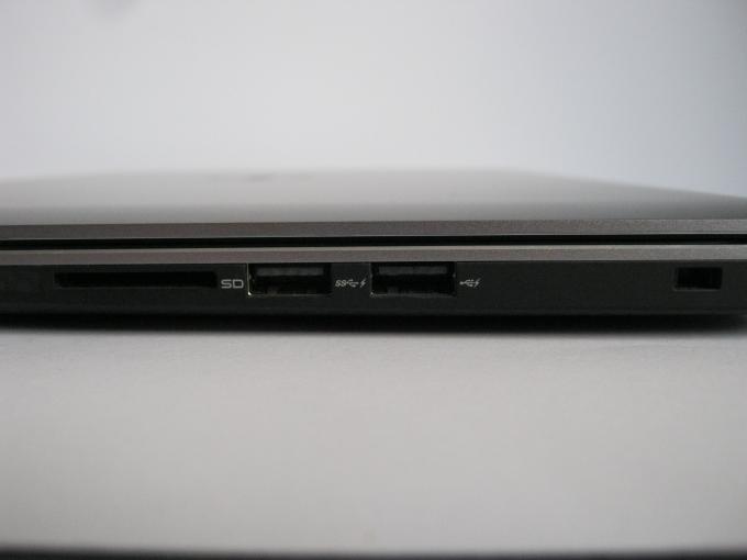 USB 2.0 (1x) und 3.0 (3x) mit Power Share, Mini DisplayPort, HDMI, Headset-Anschluss, Noble Schloss und SD-Cardreader runden die Ausstattung des Dell XPS 15 ab.