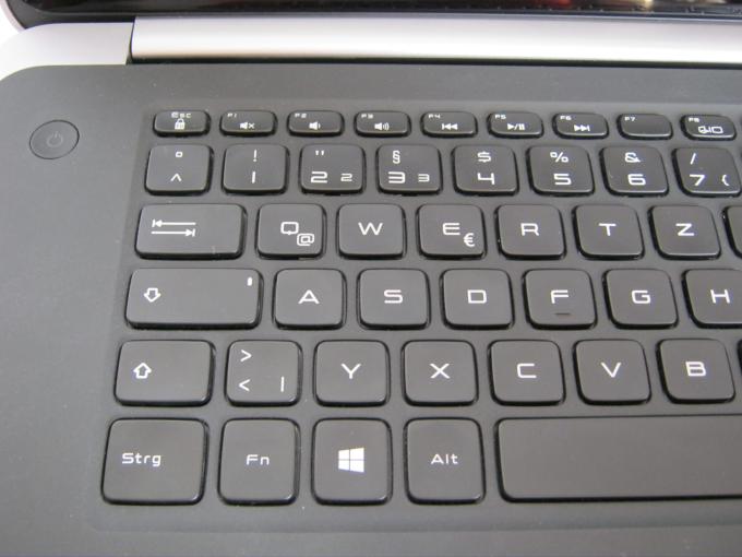 Die Tastatur überzeugt mit einem guten Hub und ausreichendem Abstand zu den Nachbartasten. Ein Nummernblock fehlt.