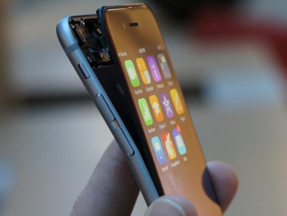 Smartphone-Versicherungen ersparen Kopfschmerzen, wenn das Telefon einem Unfall zum Opfer fällt