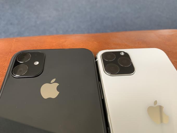 Je eine Kameralinse mehr für die Nachfolger von iPhone XR und iPhone XS. Im Bild: Dummys aus der Hüllenproduktion.