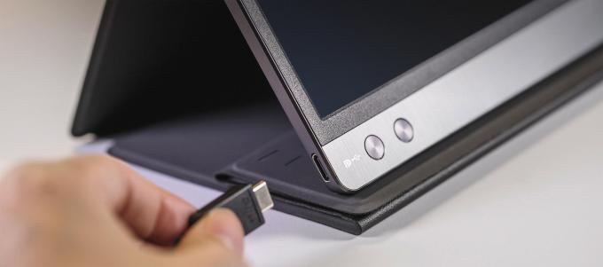 Das beiliegende USB-C-Kabel sorgt für die schnelle Verbindung zum MacBook.