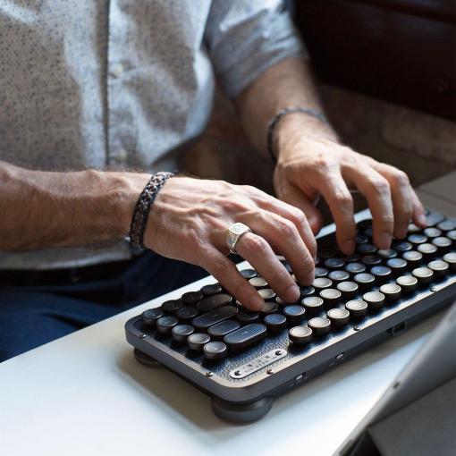 An das Tippen mit dem Retro Compact Keyboard muss man sich aufgrund des hohen Tastenhubs erst gewöhnen.