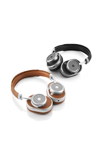 Der Master & Dynamic MW65 lässt sich per Bluetooth und mit einem Klinkenstecker ansteuern – sogar ein Flugzeugadapter liegt bei.