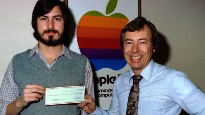 Steve Jobs und Mike Markkula bei der symbolischen Scheckübergabe
