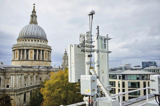 5G-Antennen sind etwas kleiner und werden nicht nur auf Dächern montiert.