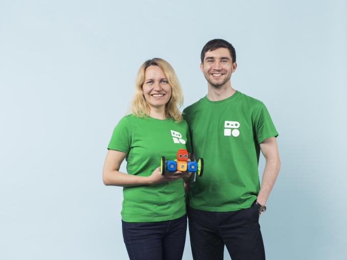 Mit ihrem visionären Start-up Robo Wunderkind will Anna Iarotska (links) die Digitalisierung im Klassenzimmer voranbringen und vermittelt Kindern ab fünf Jahren spielerischen Erfindergeist und technisches Know-how mittels selbstgebauter...
