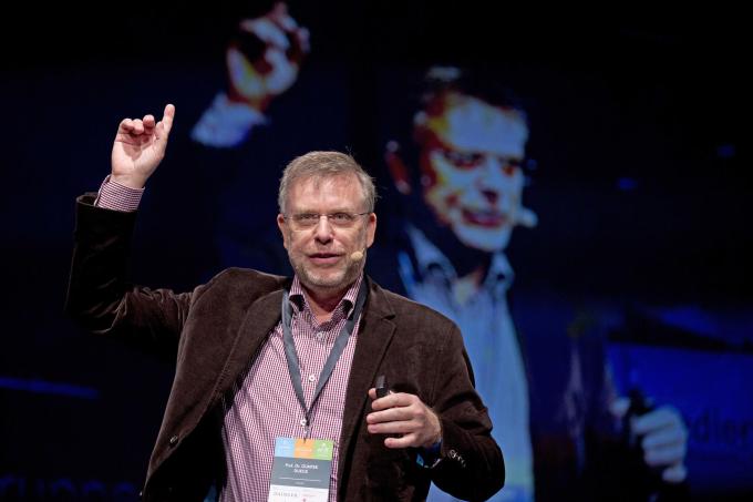 Der Mathematiker Gunter Dueck will das gymnasiale Wissen in über 7.000 Videos packen lassen.