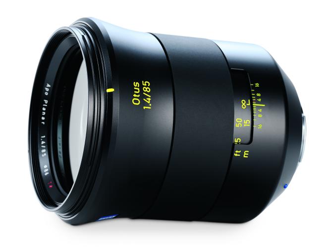 Zeiss Otus 1,4/85
Purer Luxus: Von der Haptik des Metallgehäuses bis hin zum butterweichen Fokussierring liefert Zeiss mit dem Otus eine der besten Festbrennweiten, die es für (viel) Geld zu kaufen gibt. Die Auflösung ist selbst bei...