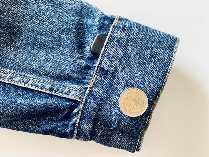 In der Manschette des linken Ärmels steckt die Technik – neben dem Port für den kleinen Jacquard-Dongle entdeckt man eine Art Plakette von etwas mehr als der Größe eines 2 Euro Stücks. Die beiden Teile sind beim Tragen kaum zu spüren und...