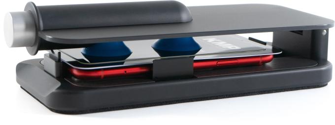Mit der Smart2-Installationsmaschine kann der Händler Ihres Vertrauens ein KMP-Schutzglas akkurat anbringen.