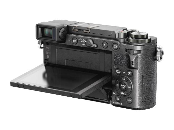 Klappbarer E-Sucher: Der LCD-Sucher löst 2,76 Mio. Bildpunkte auf und bietet eine Bildfeldabdeckung von 100%. Auf Wunsch kann der Sucher nach oben geklappt werden.