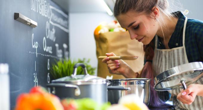 Entspannt kochen: Die Sicherheitsleiste Safera schaltet bei Rauchentwicklung den Herd ab.