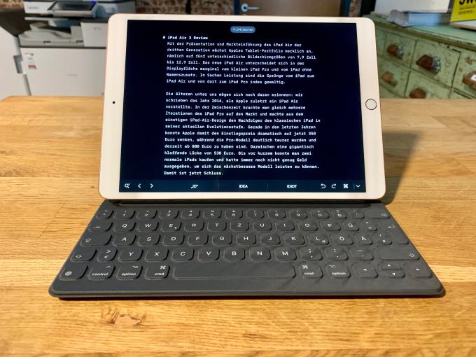 Apples Smart Keyboard (180 Euro) macht das iPad Air zum Allrounder für unterwegs.