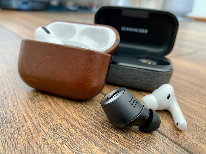 Apple uns Sennheiser verfolgen deutlich unterschiedliche Designkonzepte, was sich auch auf das Tragegefühl auswirkt.