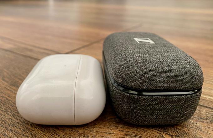 Vorteil Apple: In der Hosentasche sind die AirPods Pro deutlich komfortabler.