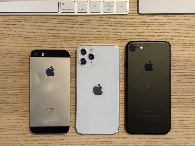 Ganz rechts ist ein iPhone 7 zu sehen, welches identische Maße zum iPhone SE 2020 besitzt.