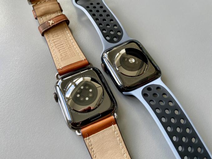Äußerlich kann man die Apple Watch Series 6 (links) von der Series 5 (rechts) nur an der Unterseite unterscheiden. Die neue Smartwatch verfügt über mehr und anders angeordnete Sensoren und Dioden.