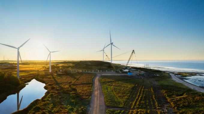 Apple baut die größten On-shore-Windenergieanlagen der Welt und nimmt dem kleinsten Gerät das Netzteil weg.
