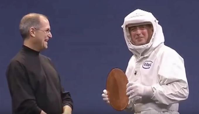 Steve Jobs und Phil Otellini (damals CEO von Intel) besiegeln auch auf der Bühne den Wechsel von PowerPC- zu Intel-Prozessoren für die Macs.