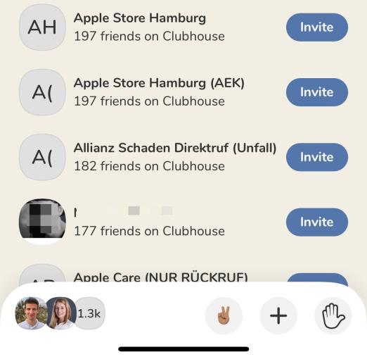 Menschen laden, ohne nachzudenken ihre Adressbücher zu Clubhouse hoch und der Algorithmus glaubt, dass der „Allianz Schaden Direktruf“ oder der „Apple Store Hamburg“ dringend zu Clubhouse eingeladen werden müsste. Auweia.
