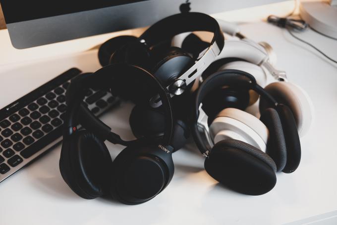 Größer, kleiner, schwerer, leichter: Es gibt auch jenseits des Klangs deutliche Unterschiede bei aktuellen Headphones in geschlossener Bauform zum über die Ohren ziehen.