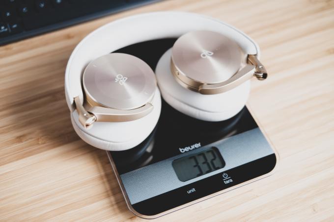 Um die 300 Gramm wiegen Over-Ears mit ANC in etwa – bei einigen ist es etwas mehr (AirPods Max), bei anderen einige Gramm weniger.