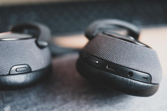 USB-C-Ladestecker gehören, pardon, zum guten Ton. Bei Apple findet sich abweichend eine Lightning-Buchse, bei den älteren Beats ein Micro-USB-Port.