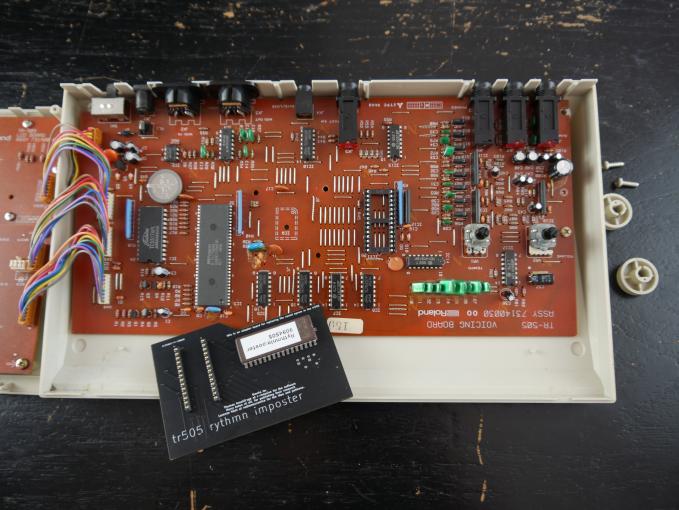 Nach ein wenig Lötarbeit verfügt die TR-505 nun über ein Set aus 909 Samples