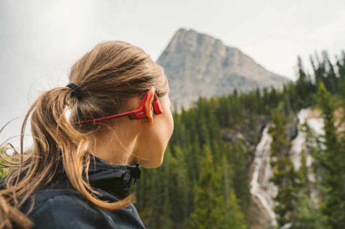 Die Aftershokz Aeropex leiten Musik oder Workout-Ansagen über den Schädelknochen weiter.