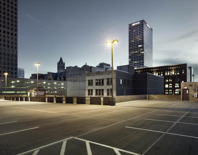 Chmil hat für das „Solitude“- Projekt weltweit fotografiert – hier ein Parkdeck in Milwaukee (Wisconsin, USA).