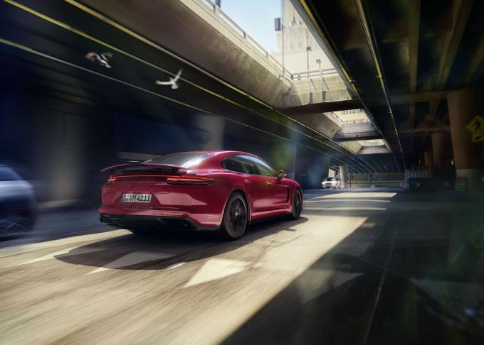 Werbekampagne für den Porsche Panamera: Die Locationaufnahme in Los Angeles ist mit einer Canon EOS DSLR entstanden, der Wagen per CGI.