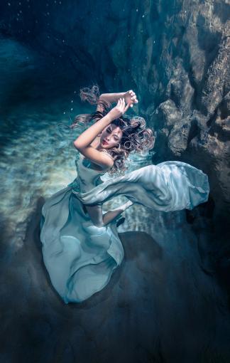 Ein sehr wichtiger Aspekt für Unterwassershootings ist die Sicherheit. Mögliche Gefahren müssen maximal reduziert werden. Dazu gehört auch, dass das Model und nach Bedarf auch der oder die Fotograf*in mit jeweils einem Sicherungstaucher...
