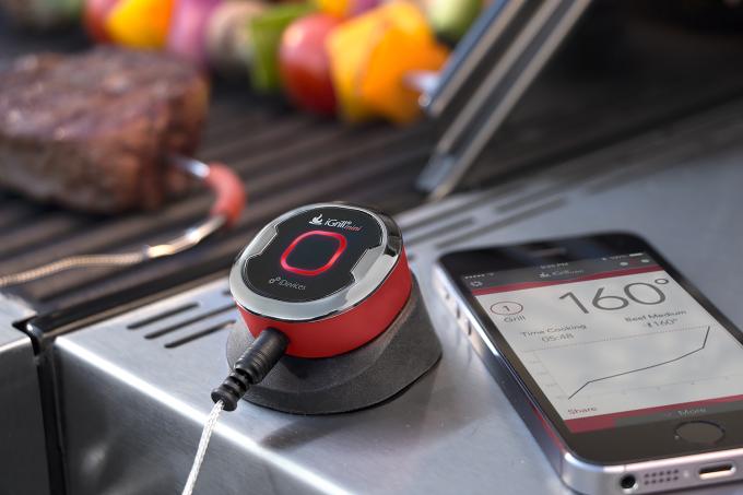Mithilfe des iGrill Mini können Sie die Fleischtemperatur messen und per App anzeigen lassen.