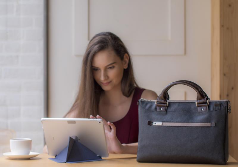 Wir haben für euch eine bunte Mischung an Zubehör und Gadgets zusammengestellt, die man z.B. zum Valentinstag verschenken kann. Moshi
