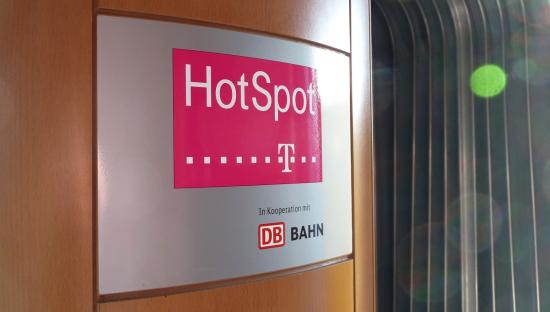 An diesem Logo erkennt man, ob man auch im ICE online gehen kann. Deutsche Bahn