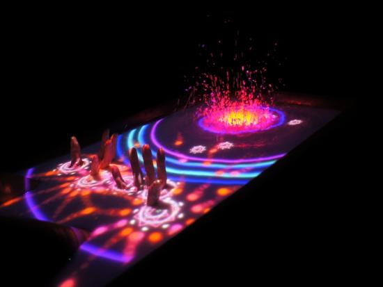 Die Kinect erkennt die Finger, die aus der Wasseroberfläche ragen und ein Lautsprecher sorgt für die Wasserfontaine University of Electro-Communications Koike Laboratory