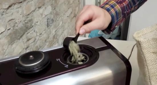 Eingefüllt werden grüne, ungeröstete Bohnen. Kickstarter/ Bonaverde