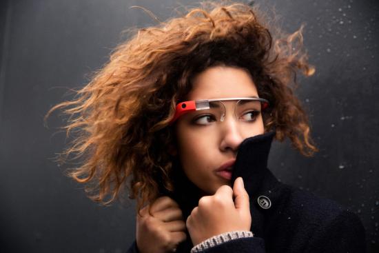 Google hatte seine Datenbrille Google Glass unter dem Glass Explorer-Programm im Februar 2013 Entwicklern zur Verfügung gestellt Google