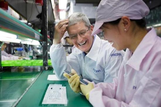 Apple-CEO Tim Cook beim Besuch einer Foxconn-Fabrik im Jahr 2014.  Apple