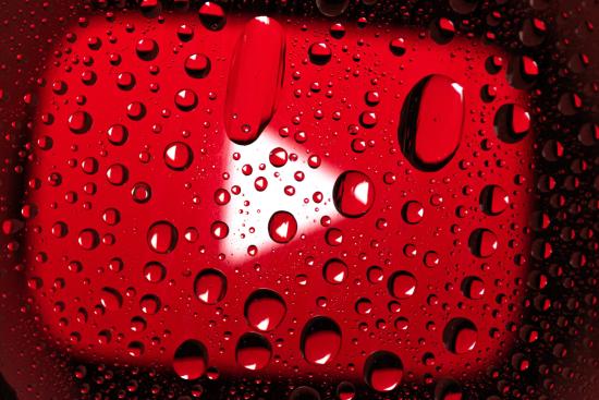 Youtube-Logo hinter einer Glasscheibe CC0