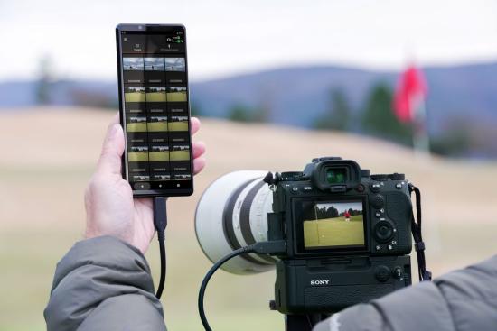 Dank des HDMI-Eingangs kann das Sony Xperia Pro direkt mit einer kompatiblen Systemkamera der Sony-Alpha-Reihe verbunden werden. Hersteller